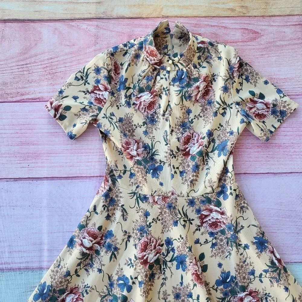 Vintage 70s Pale Yellow Floral Print Short Sleeve High Neck A-Line Dress Size S‎